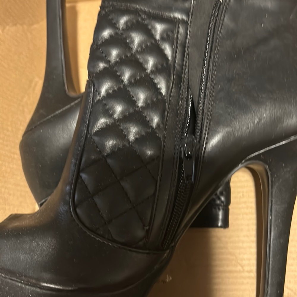 Women’s black peep toe heel booties🖤